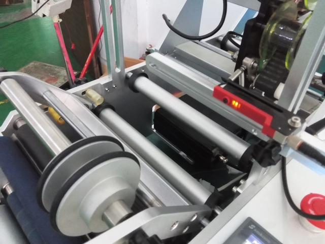 ઇરાન સેમી ઓટોમેટિક ટ્યુબ લેબલીંગ મશીન સિરીંજ માટે 