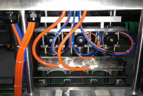 vacuum capper linear વેક્યુમ કેપિંગ હેડ્સ પાર્ટ ક્લોઝ શોટ.જેપીજી