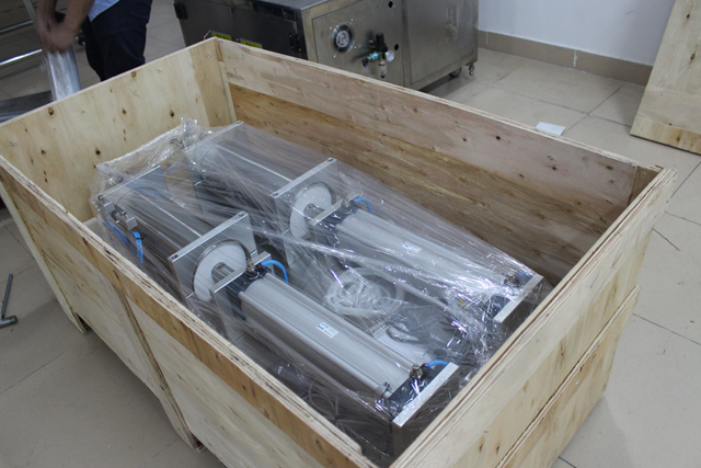 લાકડાના કેસની અંદર મશીન.jpg