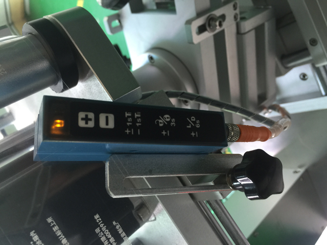 transparent.jpg લેબલ્સ શોધવા માટે સેન્સર